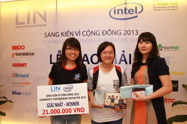 Thành viên nhóm Happier chụp hình cùng đại diện công ty Intel tại Lễ trao giải ngày 13-9.